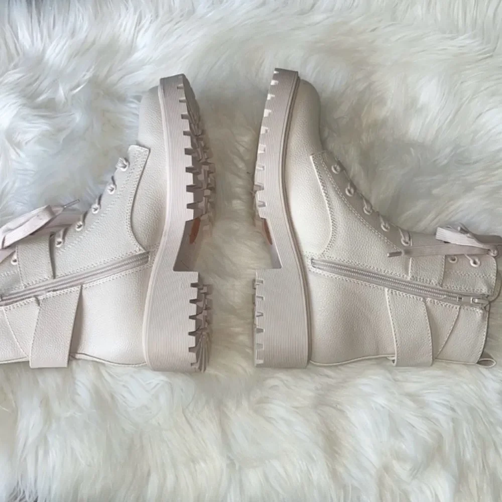 Guess Women’s Ankle Combat Boots Ivory New without Box.size 8.5